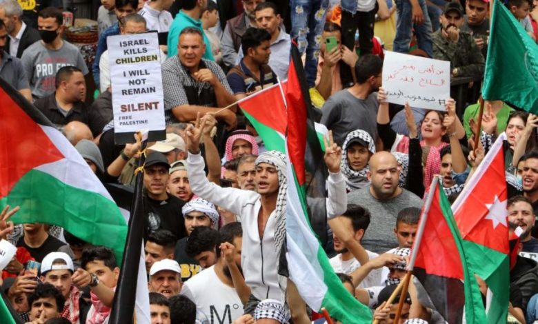 أردنيون يتظاهرون في عمّان انتصارا للقدس وقضية فلسطين (22/4/2022/فرانس برس)
