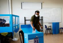 جندي اسرائيلي يشارك بالانتخابات الاسرائيلية الاخيرة-رويترز