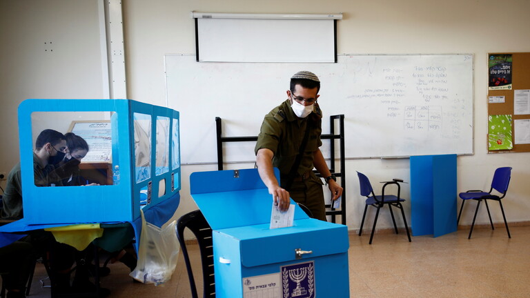 جندي اسرائيلي يشارك بالانتخابات الاسرائيلية الاخيرة-رويترز